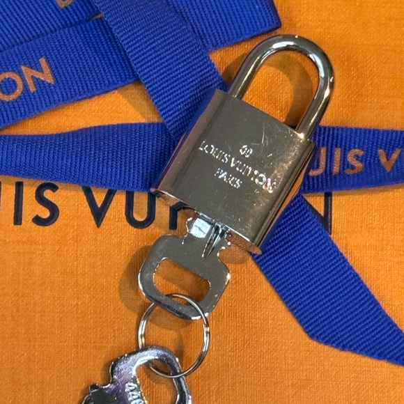 New Louis Vuitton Silver Lock 2 Keys - Picture 4 of 6